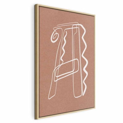 Stylish a vertical – naturfärgad ram. En vit konturteckning bildar en abstrakt, bokstavsliknande form på en varm rostfärgad botten.