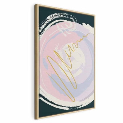 Gravitation vertical – naturfärgad ram. Vita penselliknande cirklar och rosa och lila fält omger en guldfärgad slinga på mörkt blågrönt.
