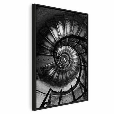 Dizziness vertical – svart ram. En mörk spiraltrappa med perforerade steg och svängda räcken bildar ett tätt, cirkelformat mönster.