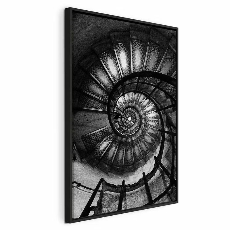 Dizziness vertical – svart ram. En mörk spiraltrappa med perforerade steg och svängda räcken bildar ett tätt, cirkelformat mönster.