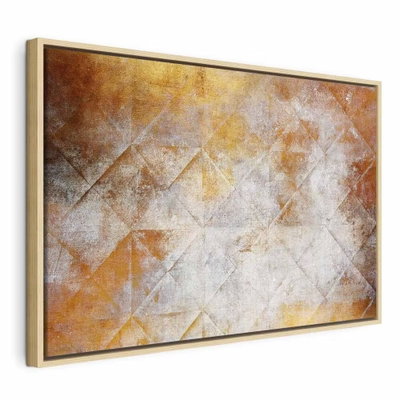 Golden modernism wide – naturfärgad ram. Tunnt tecknade trianglar och skiftande vita, grå och ockragula fält bygger en bred abstrakt yta.