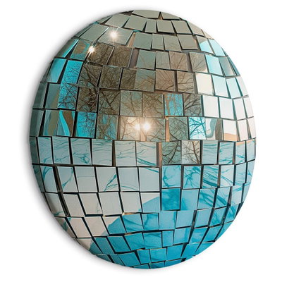 Rund motivvy för Sky blue disco ball: Ljusblå och silvergrå spegelrutor återger trädgrenar och en låg sol.