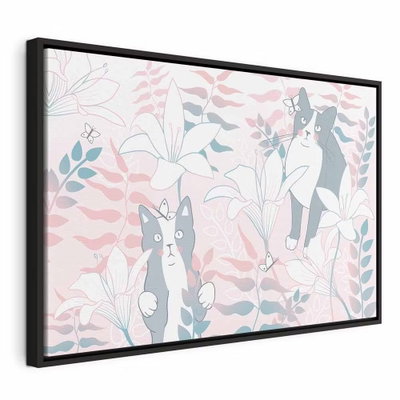 Cat matters wide secondt – svart ram. Två gråvita katter med små fjärilar omges av vita blommor och rosa och blågröna blad.