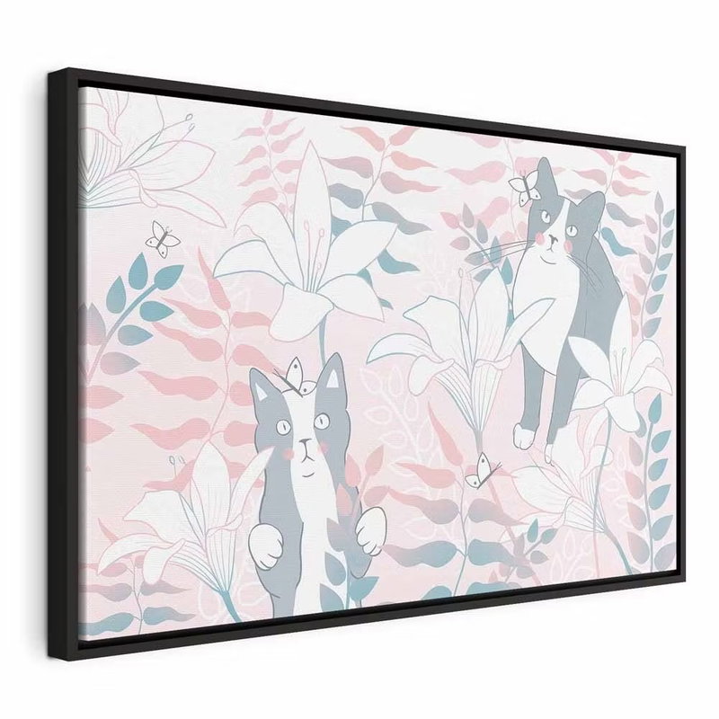 Cat matters wide secondt – svart ram. Två gråvita katter med små fjärilar omges av vita blommor och rosa och blågröna blad.