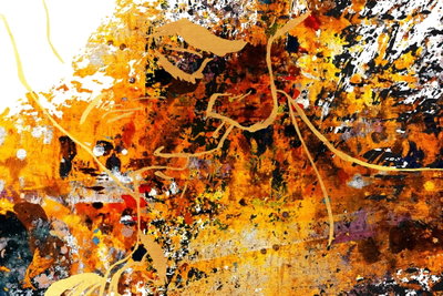 Kiss explosion wide – motivvy. Gula, orange, svarta och vita färgstänk och tunna linjer fyller en intensiv abstrakt bild.