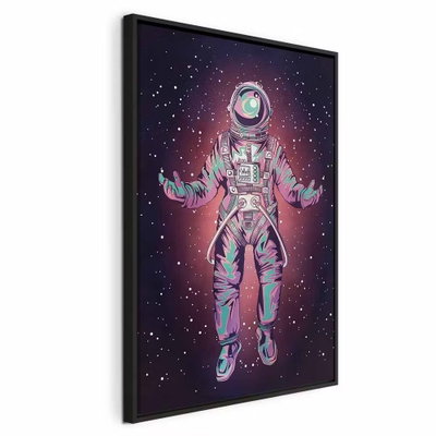 Lonely traveler vertical – svart ram. En färgrik illustrerad astronaut svävar med utsträckta armar mot en mörk, stjärnprickig bakgrund.
