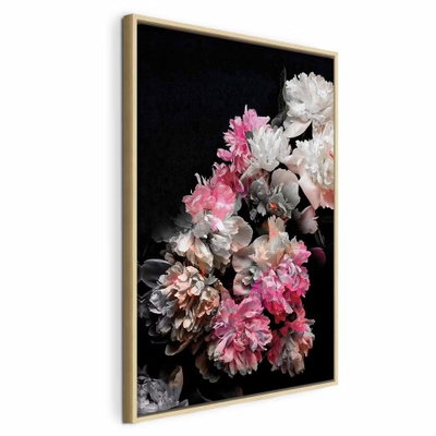 Peony charm colorful bouquet – naturfärgad ram. Vita och rosa blommor med mörka blad fyller en svart bakgrund i en tät bukett.