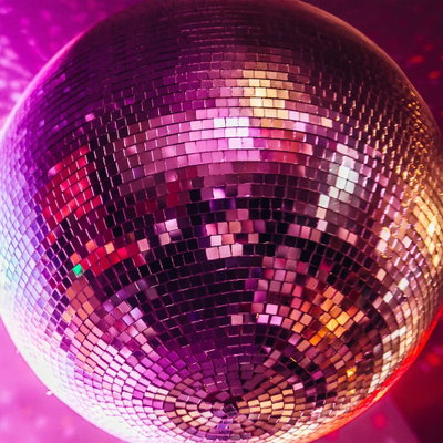 Kvadratisk motivforlæg for Magenta disco ball: En diskokugle i magenta og violet fylder billedet med små spejllignende felter og lyse reflekser.