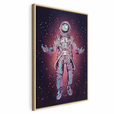 Lonely traveler vertical – naturfärgad ram. En färgrik illustrerad astronaut svävar med utsträckta armar mot en mörk, stjärnprickig bakgrund.