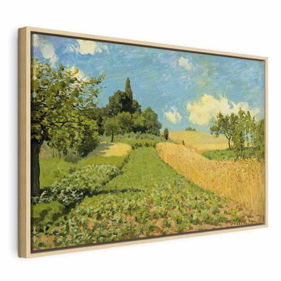 Alfred sisley grain fields – naturfärgad ram. Ett solgult fält möter en grön gång, lummiga träd och små vita moln på en klarblå himmel.