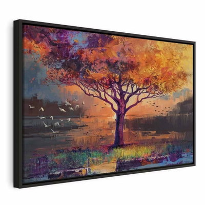 Autumn sketches wide – svart ram. Ett ensamt träd med orange och gula löv står i ett starkt målat landskap med blå, lila och rosa skikt.