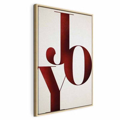Joy vertical – naturfärgad ram. Stora mörkröda bokstäver med ordet JOY bildar en lodrät komposition på en ljus botten.