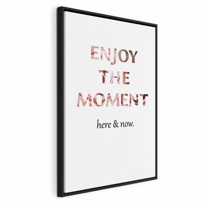 Unique moment english text – svart ram. Rosa bokstäver med uppmaningen ENJOY THE MOMENT möter mindre svart typografi på en vit botten.