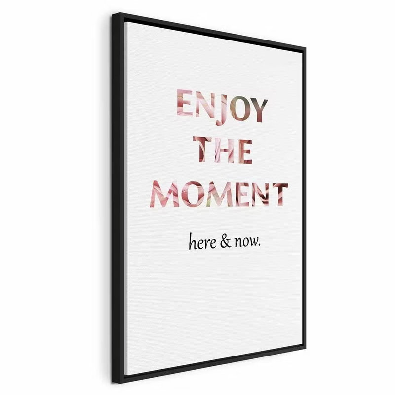 Unique moment english text – svart ram. Rosa bokstäver med uppmaningen ENJOY THE MOMENT möter mindre svart typografi på en vit botten.