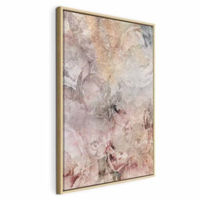 Nostalgic bouquet vertical – naturfärgad ram. Ljusa blomformer i grått, beige och blekt rosa överlappar varandra med ett mjukt, målat uttryck.
