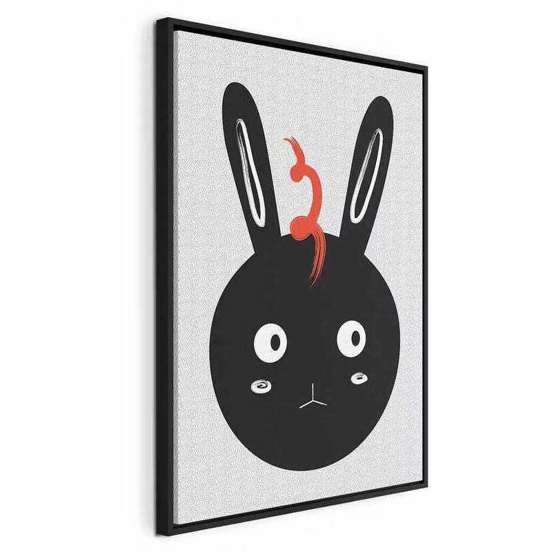 Rabbit sees everything – svart ram. Ett svart, rundat kaninhuvud med långa öron och en liten röd hårlock bildar ett enkelt grafiskt motiv.
