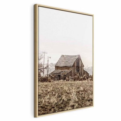 Abandoned ranch vertical – naturfärgad ram. En väderbiten träbyggnad står i ett torrt, blekbrunt fält under en nästan vit himmel.