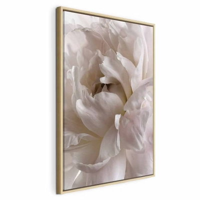 Fluffy distraction vertical – naturfärgad ram. En tät vit blomma fyller bildytan med tunna, veckade kronblad i vitt, crème och mjuka grå skuggor.
