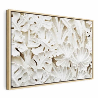 Ceramic leaves wide – naturfärgad ram. Täta vita blad- och blomformer med tydliga skuggor bildar ett tryckt mönster med skenbar relief.