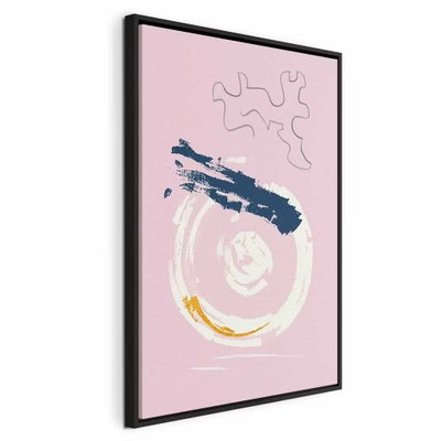 Pink accent vertical – svart ram. En ljus cirkelform och mörkblå färgspår möter tunna konturlinjer på en rosa botten.