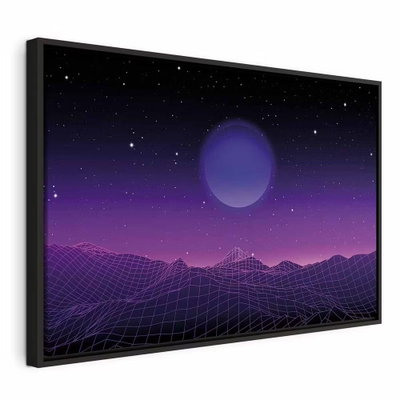 Futuristic landscape wide – svart ram. Ett rutnätsmönstrat bergslandskap ligger under en lila planet och små stjärnor på mörk himmel.