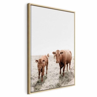 Mother and calf vertical – naturfärgad ram. En brun ko och en mindre kalv står nära bildens nedre del, med en stor vit yta ovanför.