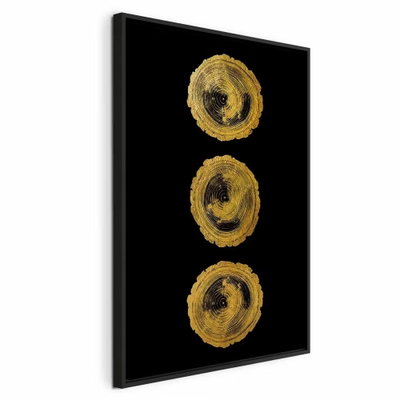 Golden knots vertical – svart ram. Tre ojämnt målade guldfärgade ringformer ligger i en lodrät rad mot en helt svart bakgrund.