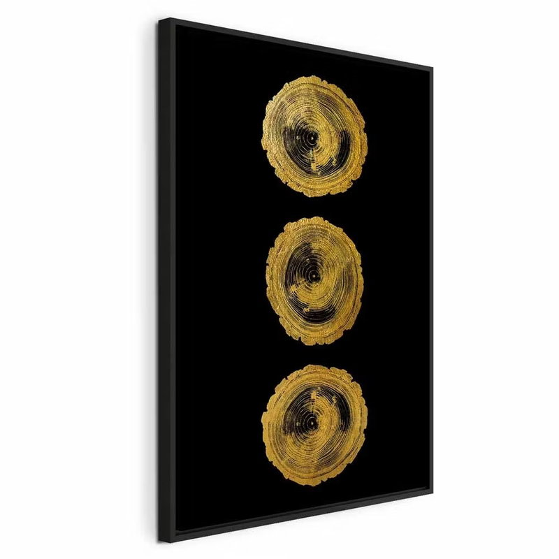 Golden knots vertical – svart ram. Tre ojämnt målade guldfärgade ringformer ligger i en lodrät rad mot en helt svart bakgrund.