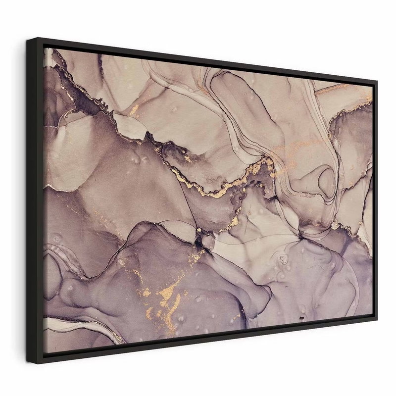 Watercolour abstraction – svart ram. Lila och grå färgskiftningar möter mörka ådringar och små guldfärgade detaljer i ett marmorerat motiv.