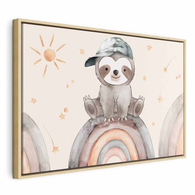 Happy sloth sloth in subdued – naturfärgad ram. En liten tecknad sengångare med keps sitter på en dämpat rosa och grå regnbåge bland små stjärnor.