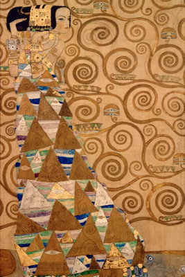 Gustav klimt expectation – motivvy. En kvinna i en geometriskt mönstrad dräkt står framför täta gulbruna spiraler och dekorativa former.