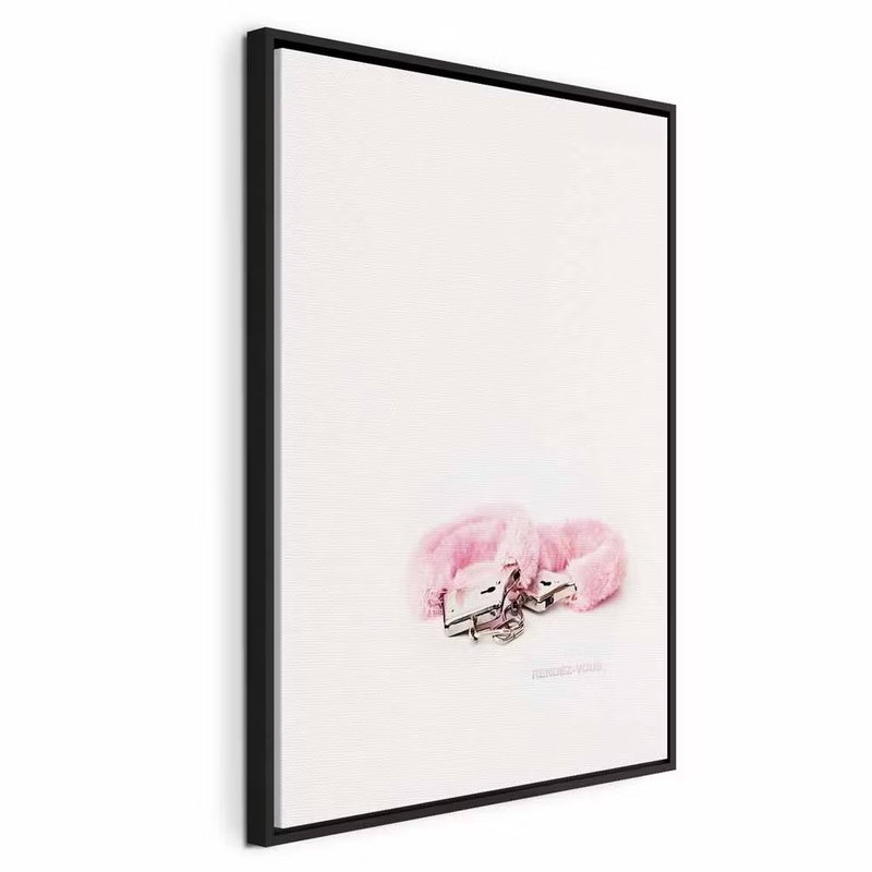 Rendez vous vertical – svart ram. Små rosa bilar samlas nära bildens nedre del, med en stor ljus yta omkring motivet.