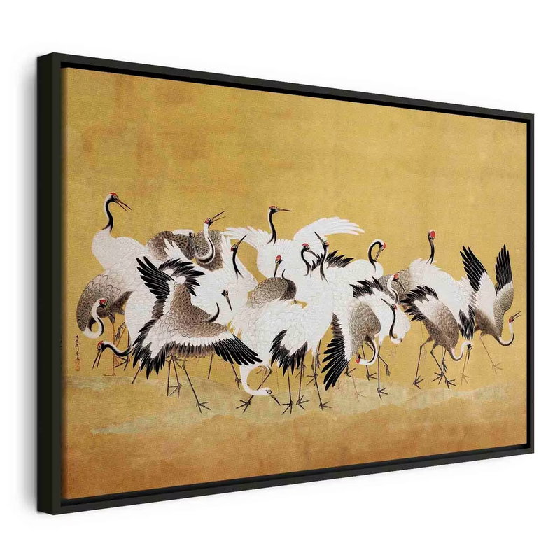 Japanese cranes a flock of – svart ram. En flock långbenta svartvita fåglar med röda detaljer samlas mot en varmt guldfärgad bakgrund.