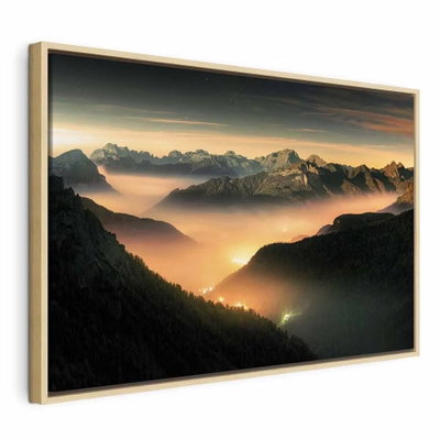 Mountain breath wide third – naturfärgad ram. Skogsklädda berg omger en dal där varmt ljus och dimma ligger lågt mellan höjderna.