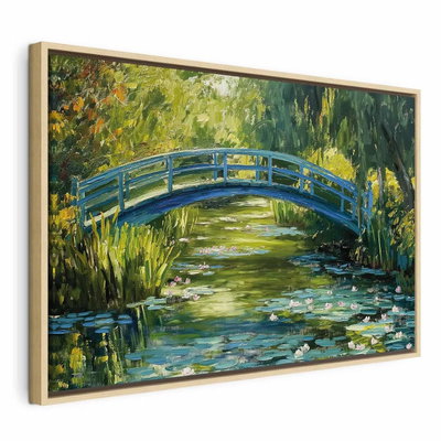 Impressionist bridge – naturfärgad ram. En blågrön bro sträcker sig över vatten med näckrosor, omgiven av frodig grönska och gula penseldrag.