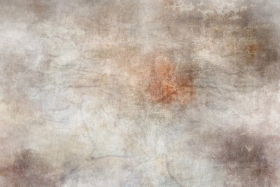 Magic talisman wide – motivvy. Ljusgrå och beige fält möter ett varmt rostbrunt parti i en mjukt skiftande abstrakt komposition.
