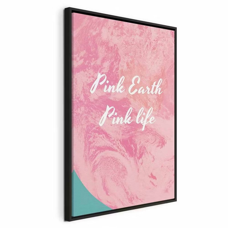 Pink earth pink life – svart ram. En rosa, marmorerad cirkelform med vit text möter ett litet turkost parti i bildens ena hörn.