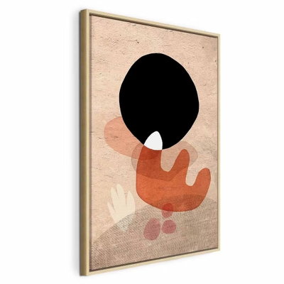 Black stone vertical – naturfärgad ram. En stor svart cirkel möter en roströd, böjd form och små ljusa blad på en varmt beige botten.