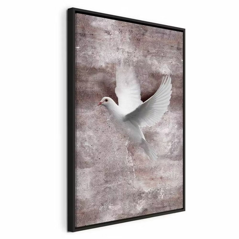 Love in flight vertical – svart ram. En vit fågel med utbredda vingar framträder mot en mjukt strukturerad, rosa och grå bakgrund.