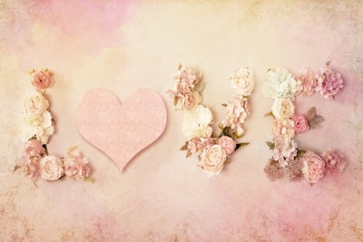 Time for love wide – motivvy. Ett rosa hjärta ligger mellan blomgrupper i en ljus komposition med rosa och crèmefärgade toner.