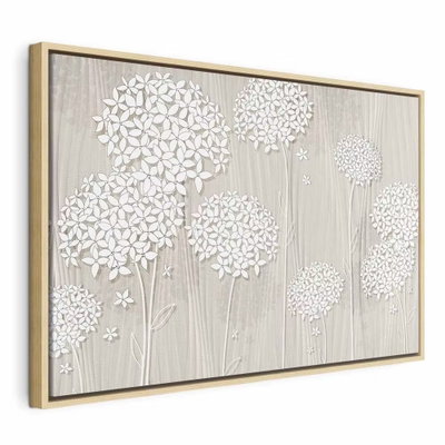 Flowers in the wind – naturfärgad ram. Runda, vita blomställningar och tunna stjälkar bildar ett ljust mönster över en beige, träliknande bakgrund.