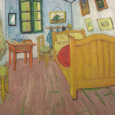 Vincent van gogh the bedroom – motivvy. En gul säng och stolar omges av tavlor och gröna väggytor i en målad rumsscen.