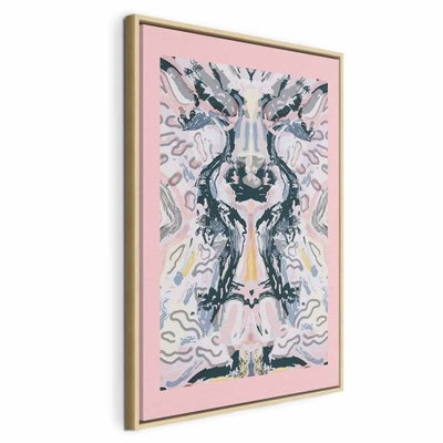 Rorschacha mantra vertical – naturfärgad ram. Speglade linjer och färgfläckar i blågrönt, rosa och ljusgrått bildar ett symmetriskt mönster inom en rosa bård.