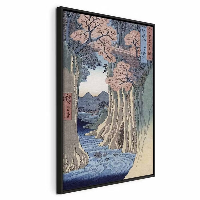 Utagawa hiroshige the monkey – svart ram. Höga klippväggar med rosa träd omger en flod långt ned i ett japanskt landskapsmotiv.