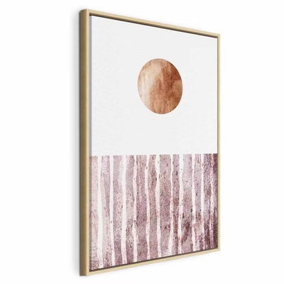Harmony and rhythm vertical – naturfärgad ram. En liten kopparfärgad cirkel ligger ovan ett fält med lodräta, dämpat rosa och vita linjer.