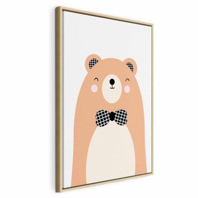 Teddy bear in bow tie – naturfärgad ram. En ljusbrun illustrerad nalle bär en svartmönstrad fluga mot en vit bakgrund.