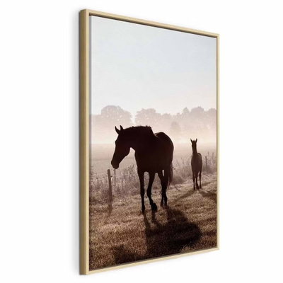 Morning of memories vertical – naturfärgad ram. En mörk häst och ett mindre djur står på ett disigt fält med en stor ljus himmelsyta ovanför.