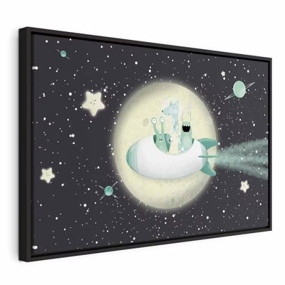 Rocket crew wide – svart ram. Små illustrerade figurer sitter vid en ljus måne bland stjärnor och planeter på mörk botten.