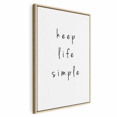 Message english text in – naturfärgad ram. Orden keep life simple återges med tunna, handskriftsliknande svarta bokstäver på vit botten.