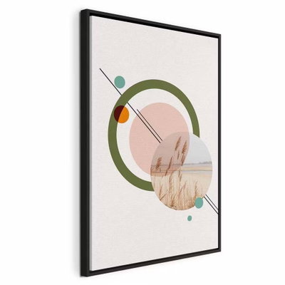Geometric landscape vertical – svart ram. En grön ring och rosa och turkosa cirklar möter ett litet cirkelutsnitt av gräs vid vatten.